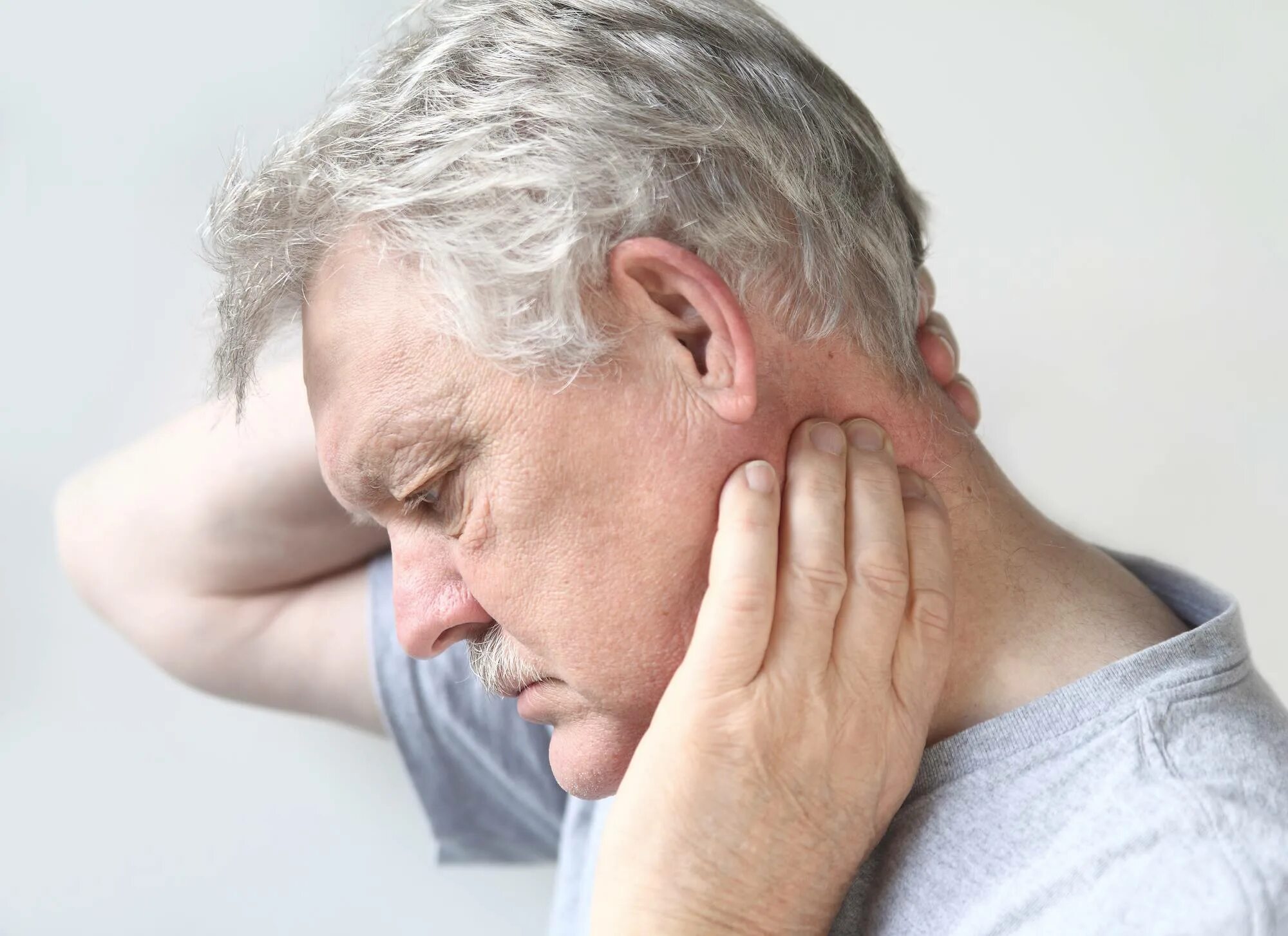 Остеохондроз болит ухо. Боли в голове дедушка. Боль в шее у пожилых. Пожилой мужчина шея.