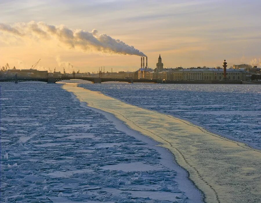 Ширина реки невы. Река Нева мост. Санкт-Петербург Нева река островки. Голубая Нева река. Река Нива или Нева в Санкт-Петербурге.