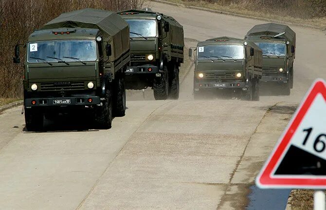 Водителю военного автомобиля. Колонна КАМАЗОВ 4350. Колонна военных КАМАЗОВ. Военный КАМАЗ С водителем. Военный водитель в армии.