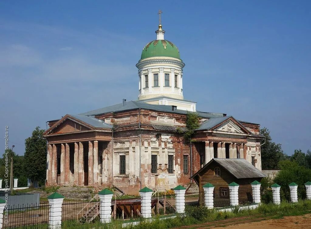 Поселок яхрома подмосковье. Храм в Яхроме Дмитровского. Покровская Церковь Яхрома. Церковь Покрова Пресвятой Богородицы в Андреевском, Яхрома.