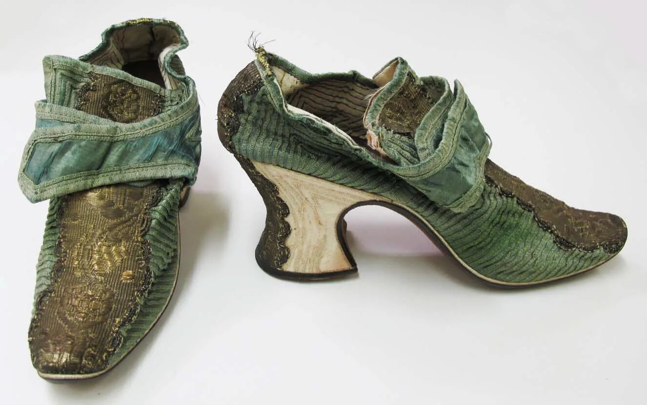 Виды обуви старые. Франсуа Пино обувь 18 век. Мужская обувь 17.18.веков Европы. Обувь Барокко 17 век Клюши. Мужская обувь Европа 17 век.