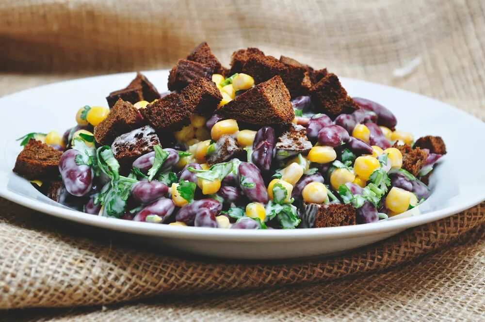 салат с фасолью консервированной кукурузой и сухариками. салат с фасолью и сухариками и кукурузой и курицей. салат из кукурузы и фасолс сухариками. салат с фасолью консервированной кукурузой и сухариками. салат фасоль кукуруза с сухариками.