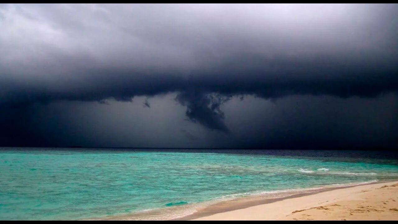 Rain beach. Пасмурный пляж. Гроза на Мальдивах. Шторм на Мальдивах. Море перед грозой.