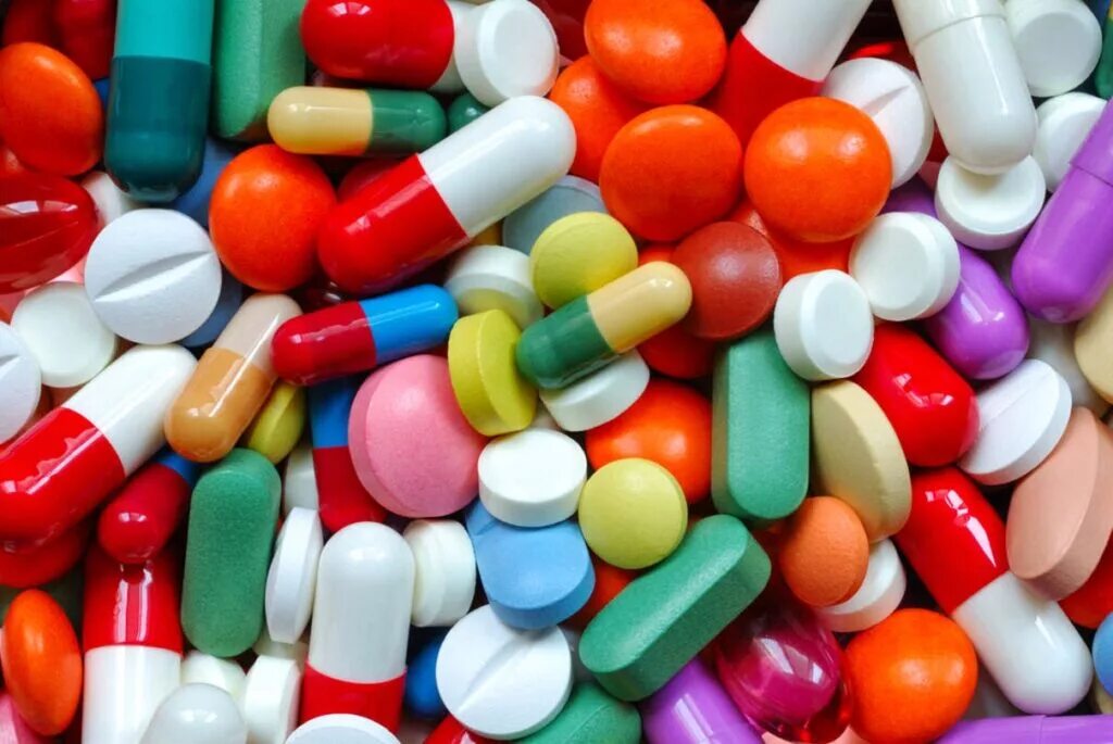 Лекарство это. Лекарства. Лекарства таблетки. Лекарственные препараты антибиотики. Таблетки россыпью.