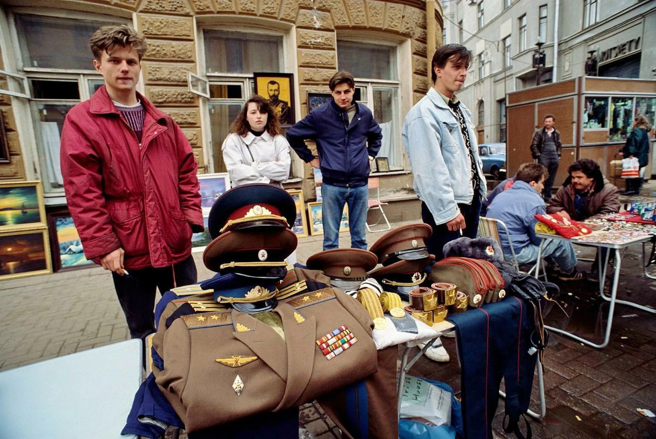 Продать заграницу. Фарцовщик Москва 90. Уличная торговля в Москве 90-е. Святые Москва 90е. Арбат 90е.