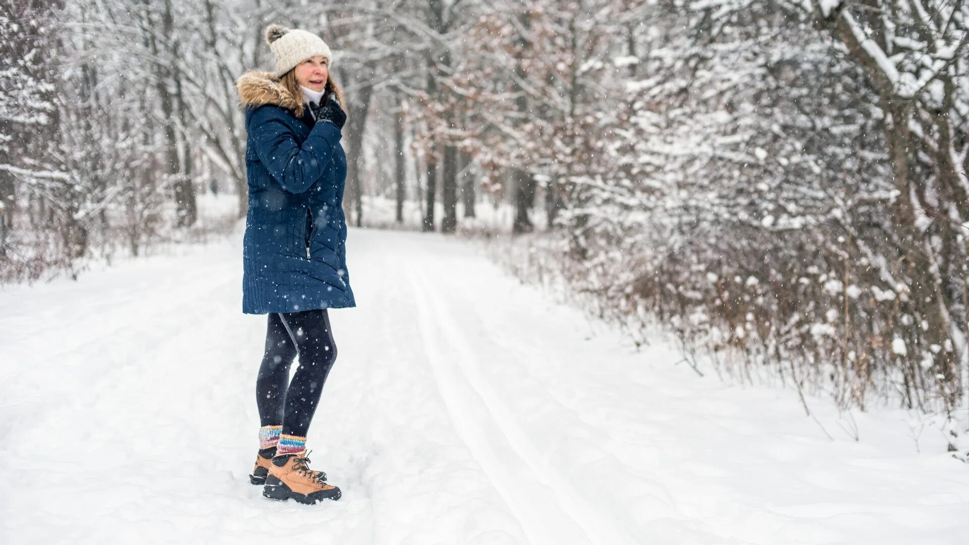 Walking snow rum перевод. Спортивный образ в зимнем лесу. Женщина идущая навстречу зимой. Winter Walking. Женщина идет зимой к лесу.