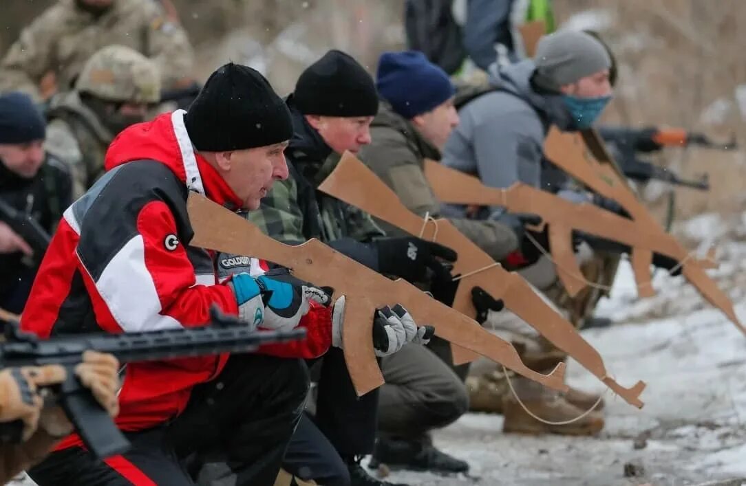 Украинцы воюют против украинцев. Территориальная оборона Украины с деревянными автоматами. Силы территориальной обороны. Национальные силы обороны. Силы территориальной обороны Украины.