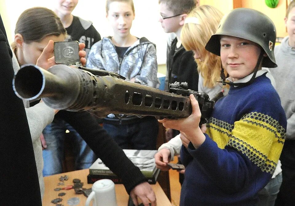 Фашистские школы. Школьники нацисты. Патриотические занятия в школе. Школьник с оружием. Украинские дети в военной форме.