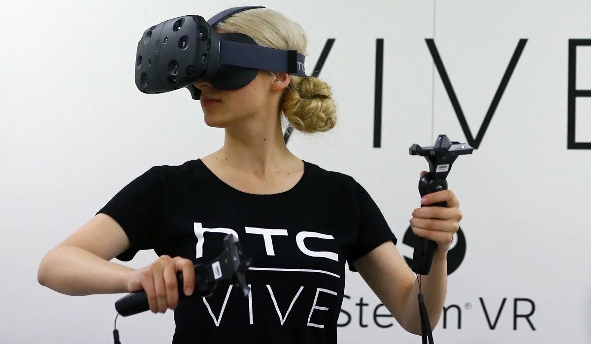 Vr demos. HTC Vive первого поколения новые. Vive магазин. HTC Viva в реальной жизни. Дети в шлеме HTC Vive.