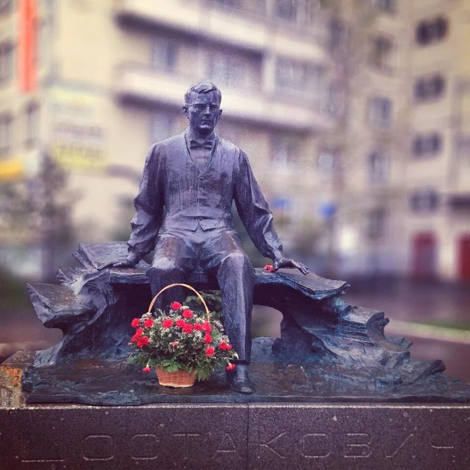 Памятник шостаковичу в санкт петербурге. Памятник дмитрию шостаковичу в санкт-петербурге. памятник шостаковичу спб. памятник шостаковичу на улице шостаковича.