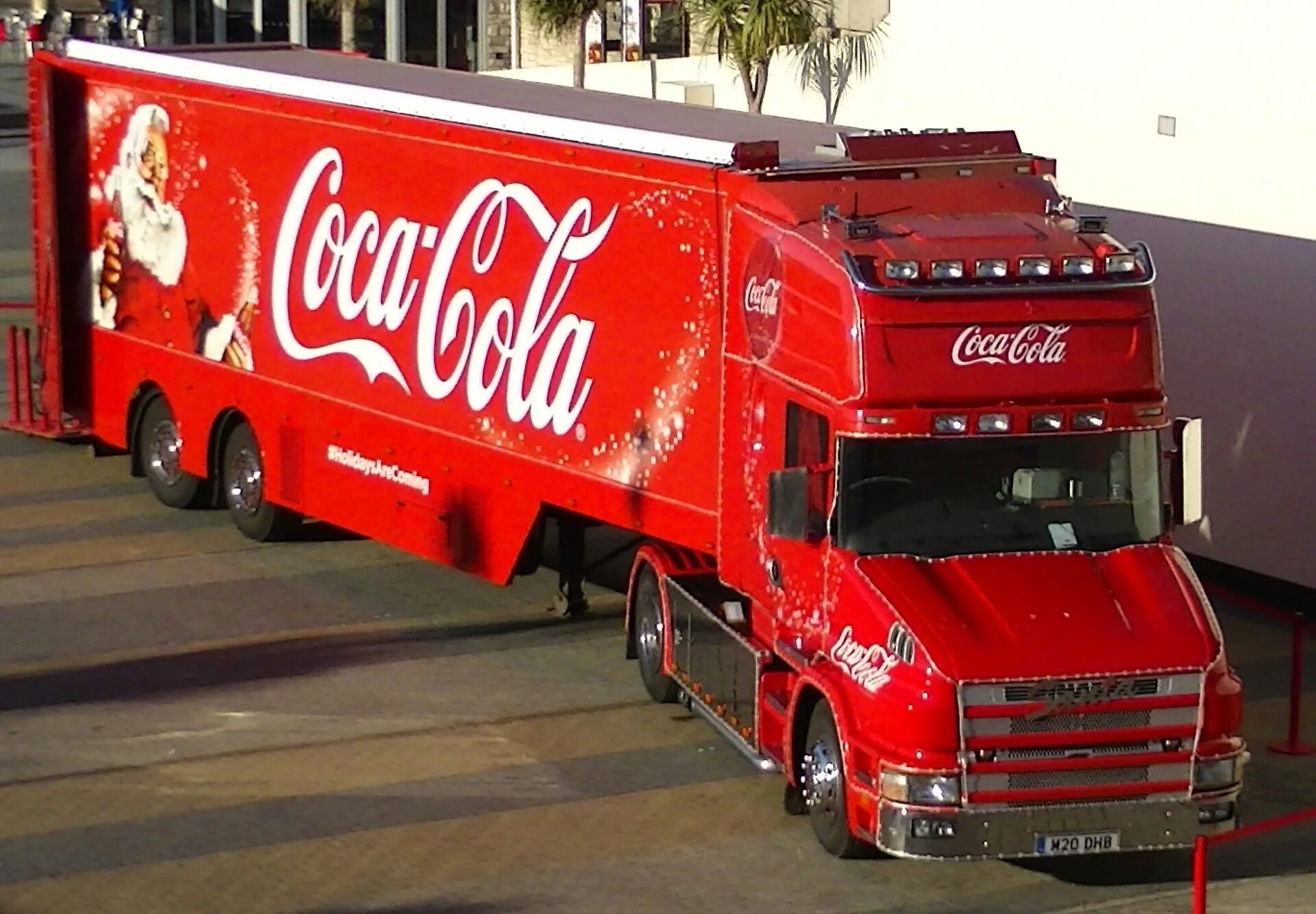 Coca cola us. Кока кола. грузовик кока кола. грузовик coca cola. новогодний грузовик кока-кола.