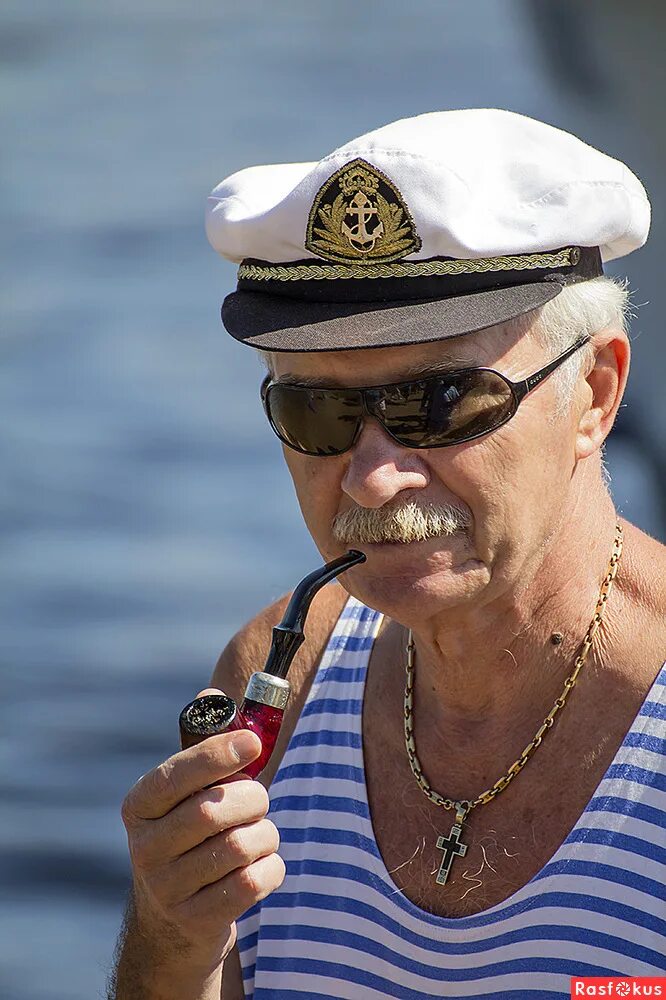 курящий моряк. курящие моряки. курящие моряки. старик с трубкой. матрос курит.