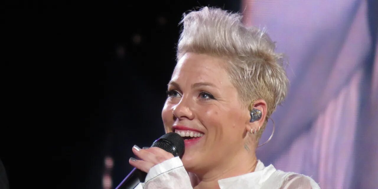 Pink надпись. Пинк американская певица. Pink 2022 певица. Парамор хейли уильямс. The will pink.