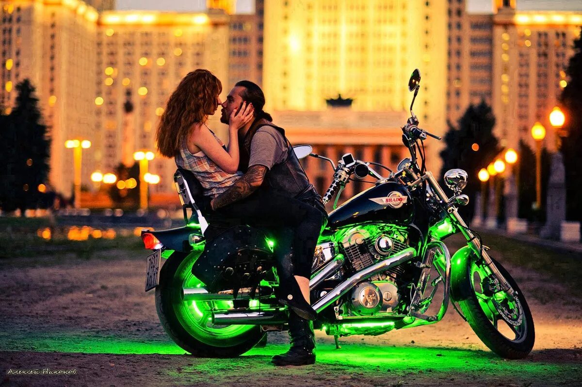 девушка и мужчина на мотоцикле. любовь байкеров. любовь байкеров. двое на мотоцикле. любовь байкеров.