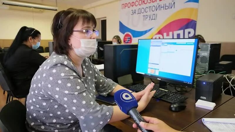 Туту оператор горячей. Оператор 911. операторы горячей линии команда. комната оператора 911. магнитогорское телевидение фото операторов работающих там.