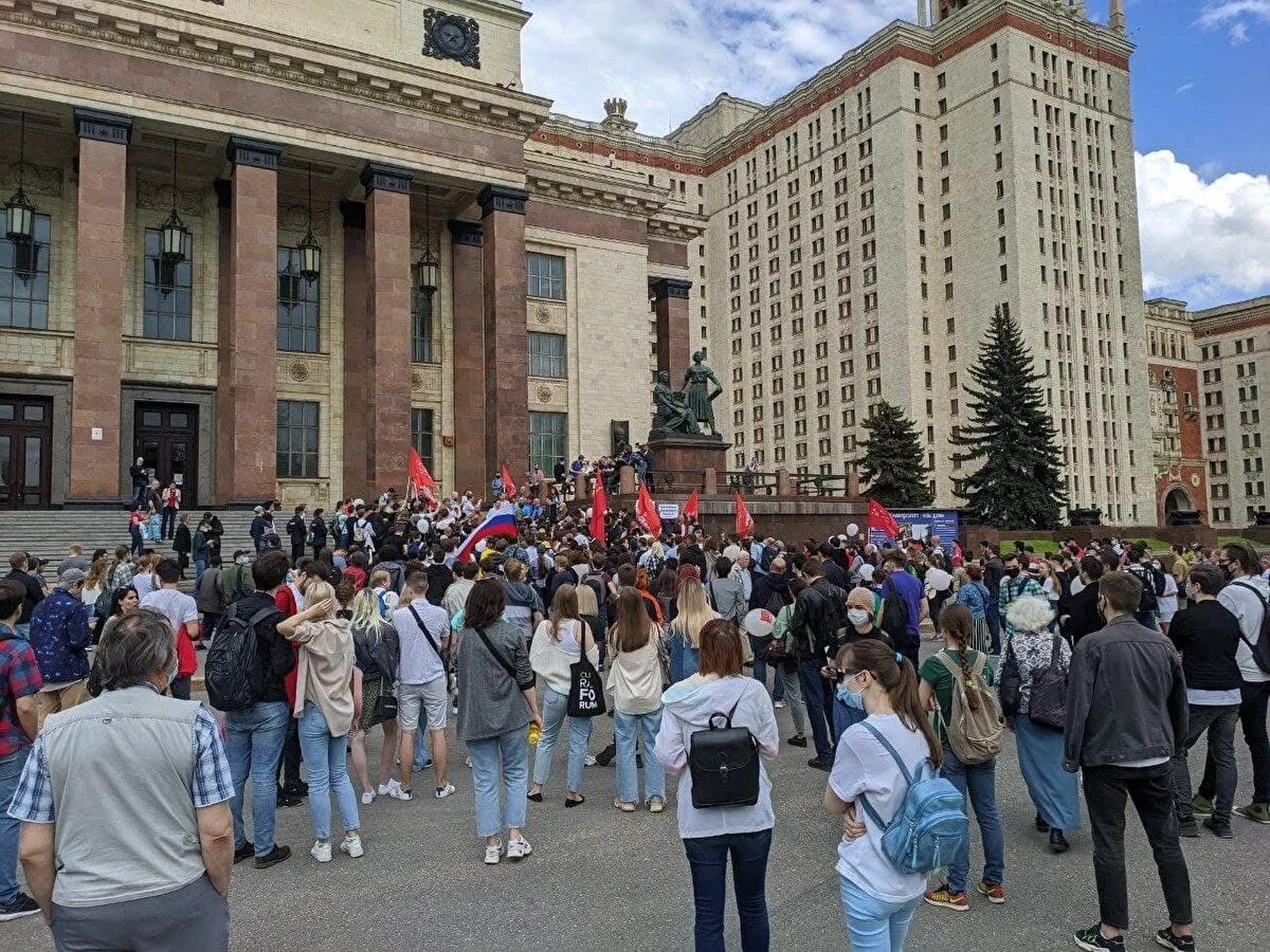 Митинг МГУ. Акция возле МГУ. Толпа возле здания. МГУ коммунист. Покажи митинг