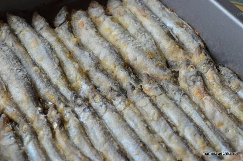 Мойва в духовке при какой температуре. Мойва запеченная в духовке. Мойва запечённая в духовке вкусный рецепт. Мойва в муке в духовке. Мойва жареная в духовке рецепт.