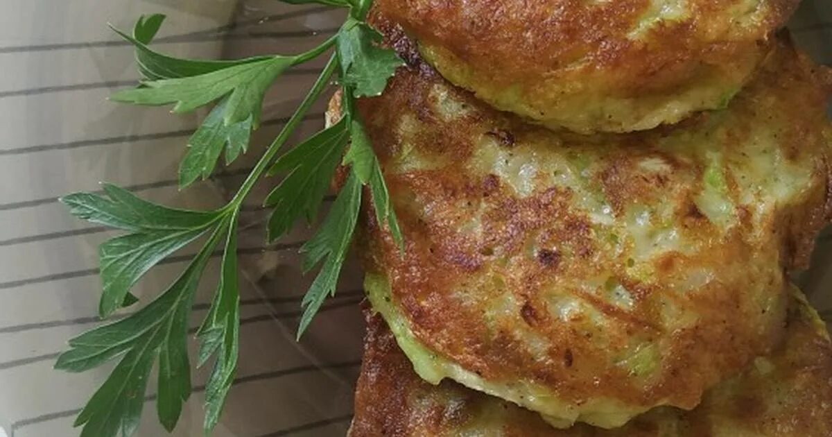 Пышные кабачковые оладьи рецепт. Кабачковые оладьи от юлии высоцкой. кабачковые оладьи пышные. оладушки из кабачков пышные в духовке. оладушки из кабачков пышные на сковороде.