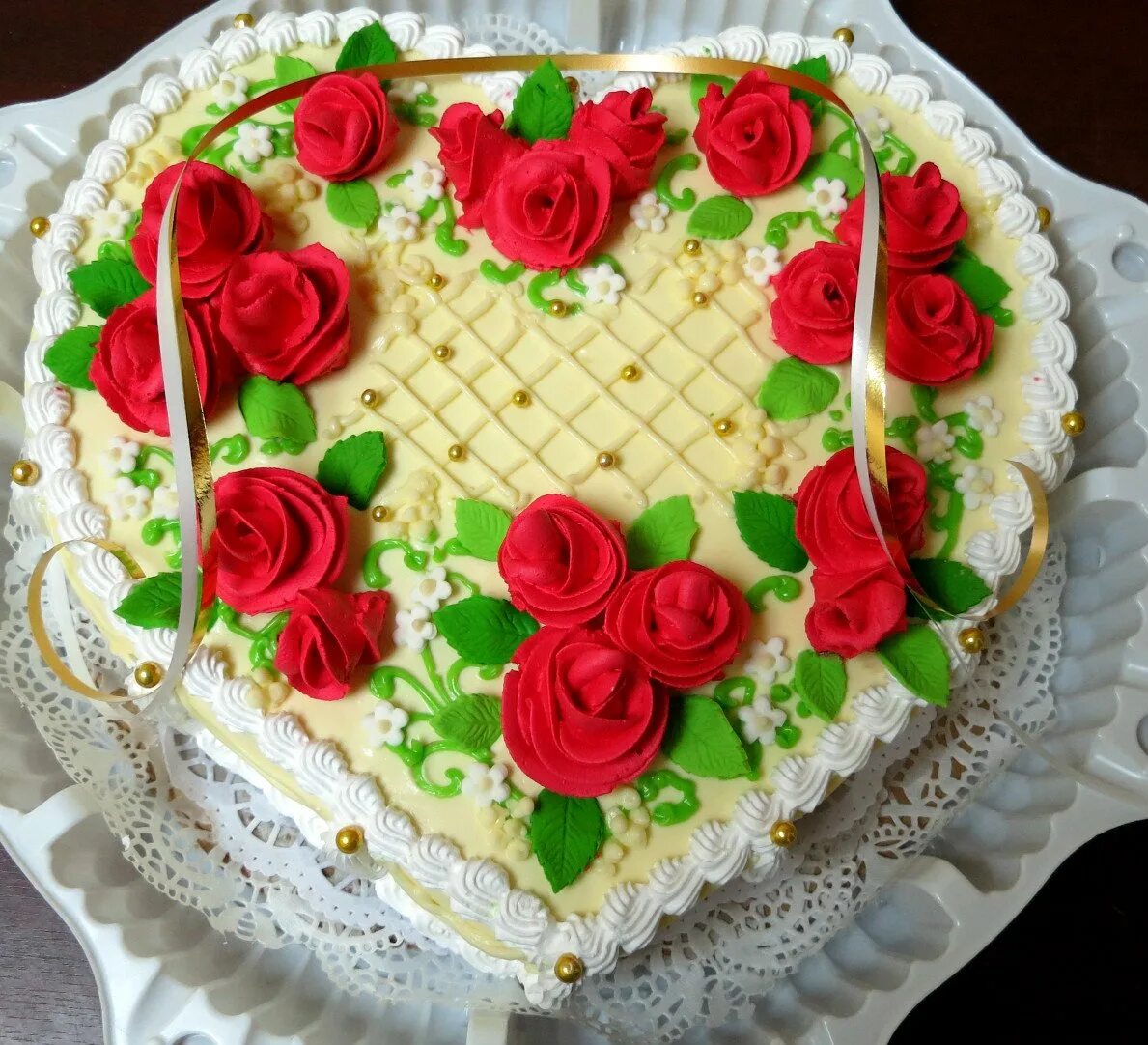 Торт украсить красивые день рождение. Красивые торты на день рождения. Торт на юбилей. Красивые кремовые торты. Торт на день рождения женщине.