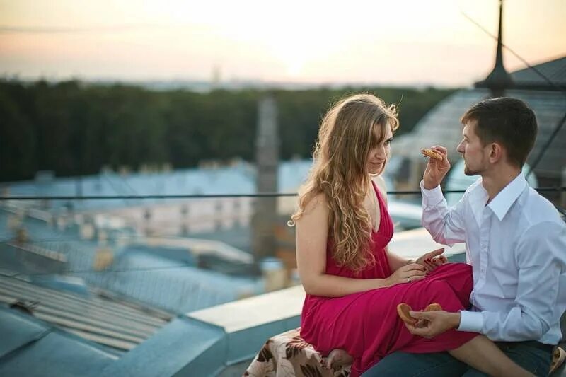 встретиться где либо. влюблен в другую. мужчина и женщина рядом. мужчина и женщина спорят. любящая женщина.