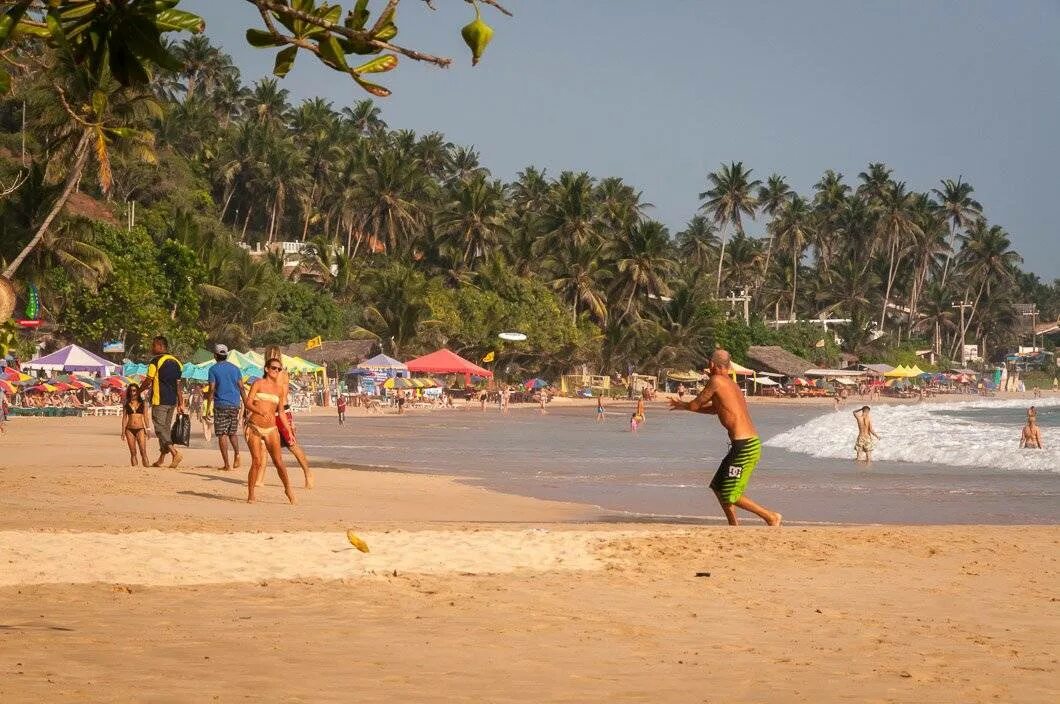 Ехать ли в шри ланка. Mirissa Beach Шри Ланка. Пляж Мирисса Шри Ланки. Велигама Шри Ланка. Пляж Велигама Шри Ланка.