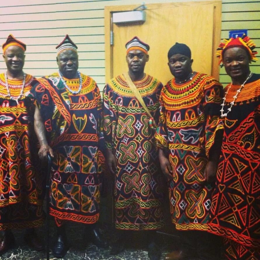 Демократическая Республика Конго национальный костюм. Национальный костюм Камеруна. Африканская Национальная одежда Ангола. Африка Национальная одежда Камерун.