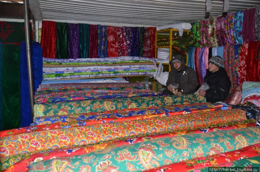 Ткани киргизия. Рынок в Караколе. Ткани из Киргизии. Рынок ткани Киргизия. Киргизия Бишкек ткани.