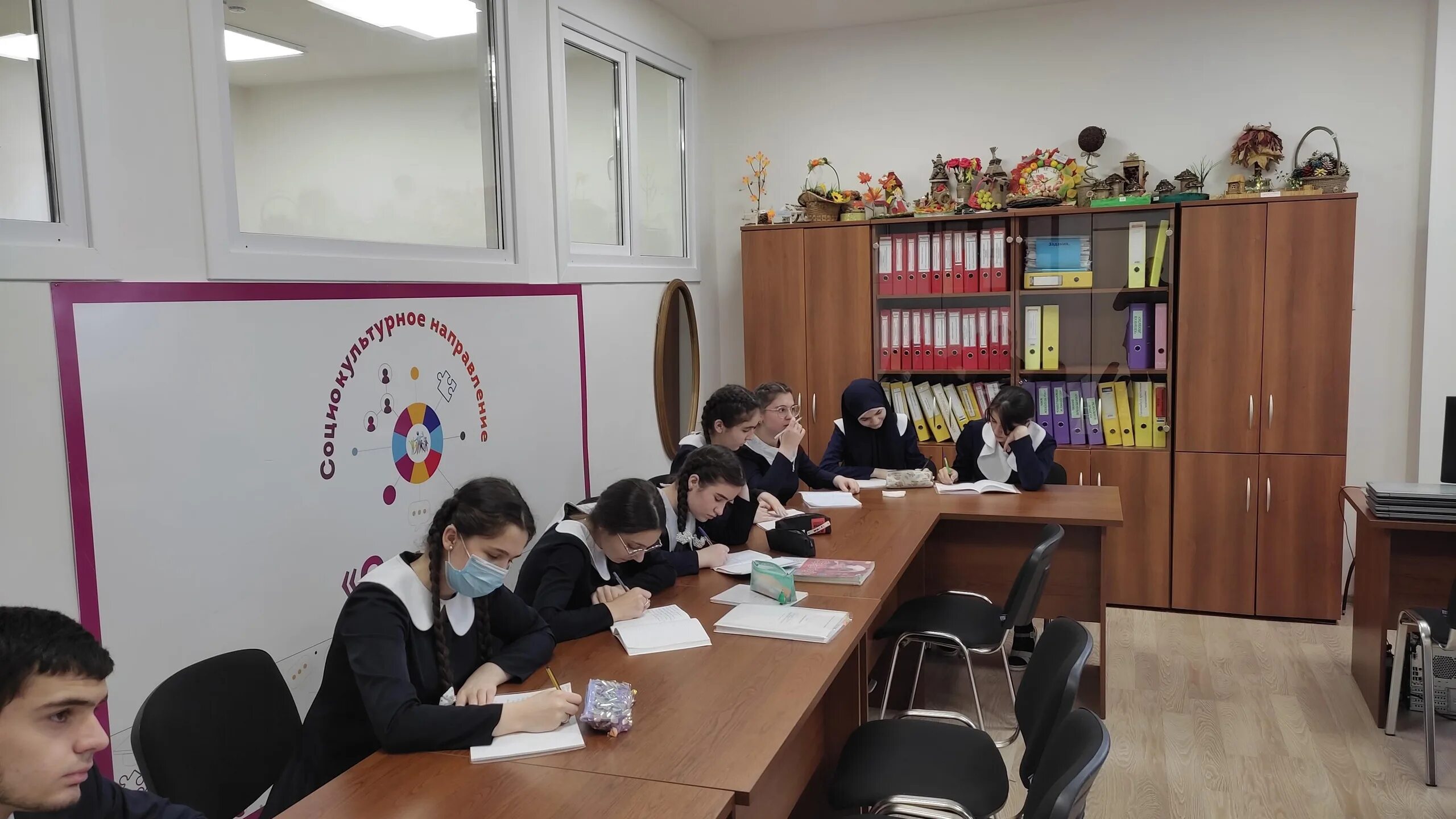 гимназия слушать. гимназия 47 екб учителя. гимназия. 13 гимназия нальчик. гимназия 84 гимн.