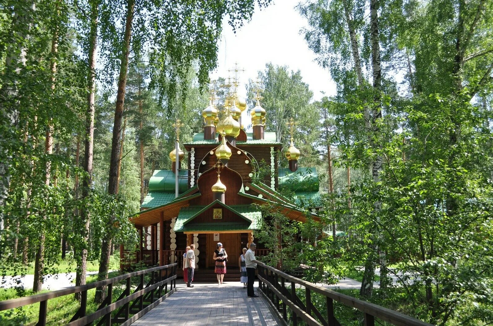 Монастырь святых царственных страстотерпцев в екатеринбурге. Монастырь святых царственных страстотерпцев на ганиной яме. Шанина яма екатеринбурге. Ганина яма это. Мужской монастырь святых царственных страстотерпцев ганина яма.