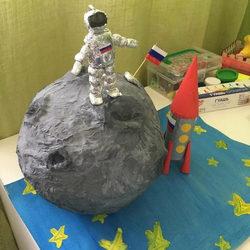 Поделки ко дню космонавтики в школу 2. Поделки на день. поделка ко дню космонавтики. поделки на тему космос.