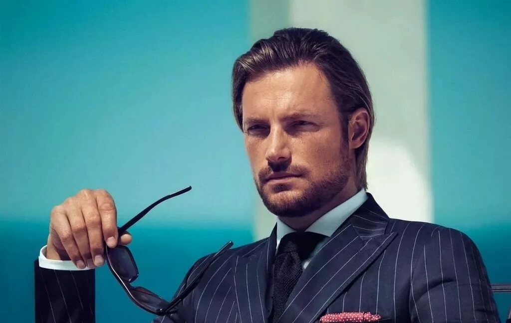 Успешный человек это. Габриэль Обри Hugo Boss. Габриэль Обри для Boss. Успешный мужчина. Уверенный мужчина.