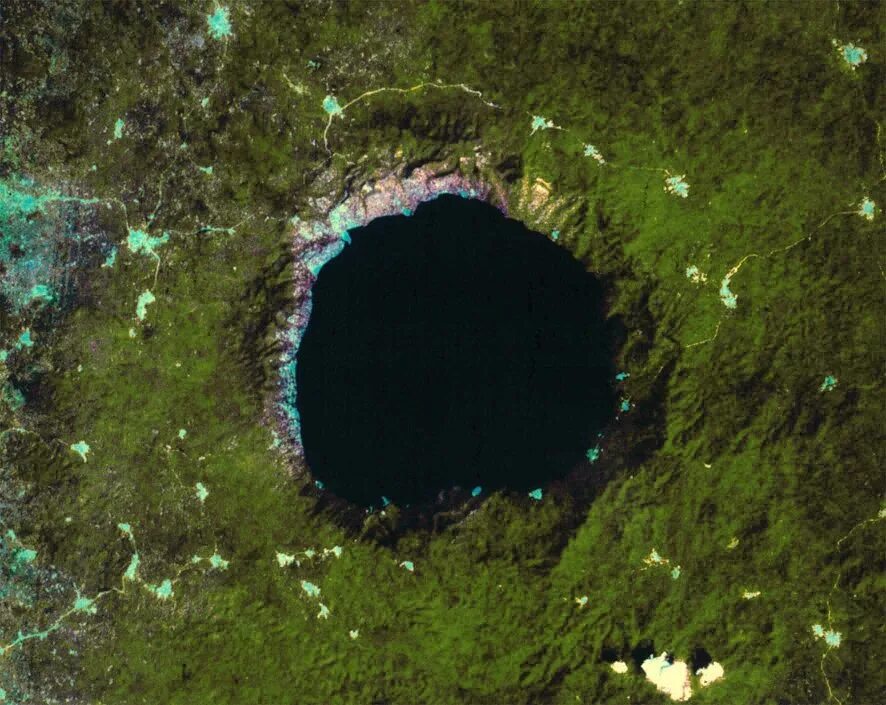 Самый крупный кратер на земле. Озеро Босумтви (Lake Bosumtwi Crater), гана. Полуостров Юкатан кратер. Метеоритный кратер Суавъярви. Кратер Суавъярви в Карелии.