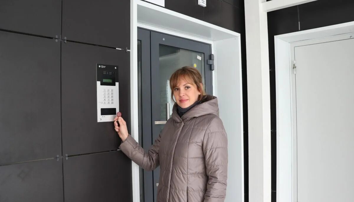 Видеодомофон cmd. Расключение видеодомофона с электромеханическим замком. Монтаж видеодомофона ctv. Видеодомофон для загородного дома. Монтаж видеодомофона.