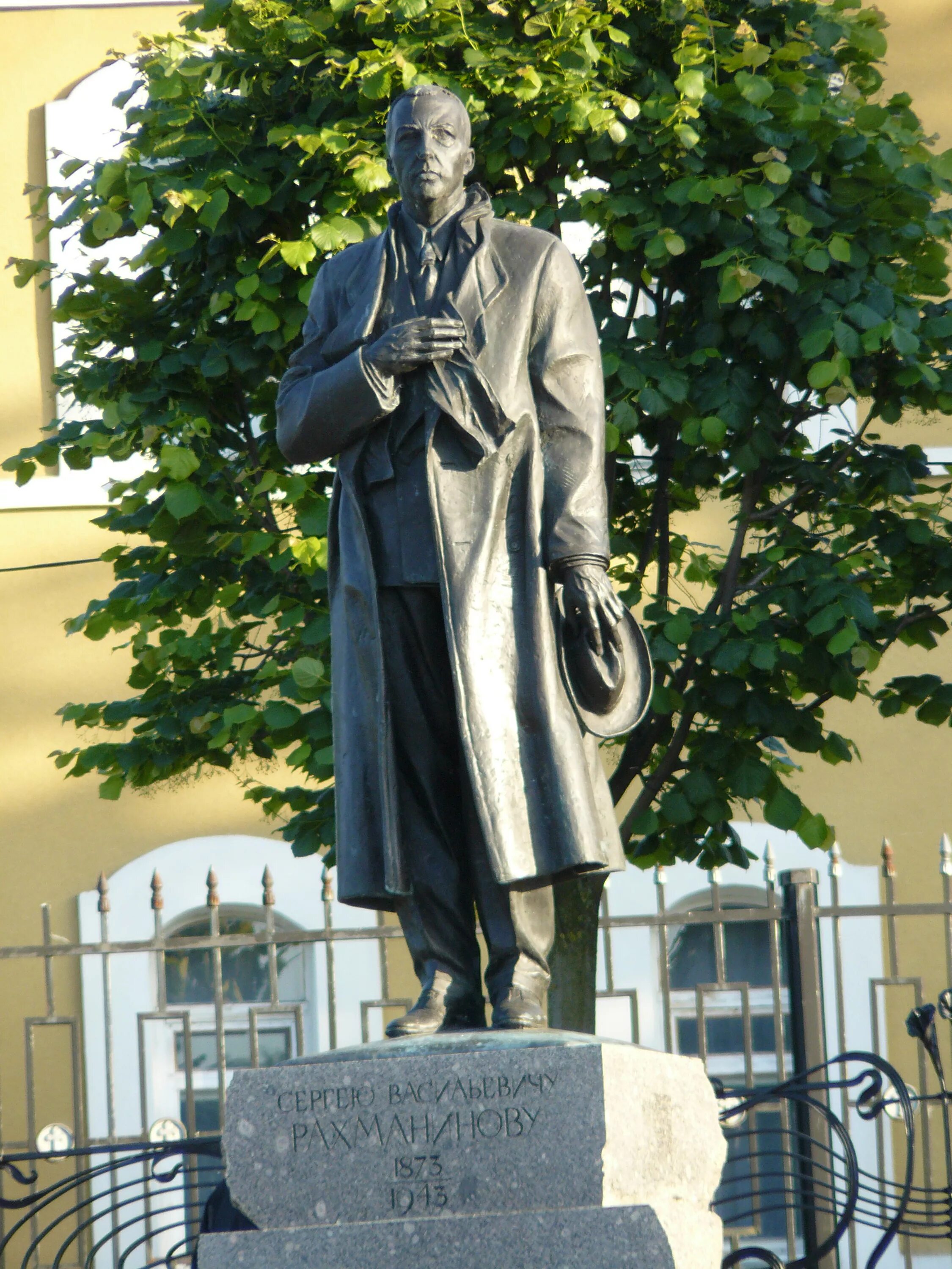 Памятник сергею рахманинову в тамбове. Глинке в москве. Московская консерватория памятник чайковскому. Памятник глинке в смоленске. Памятник рахманинову ноксвилл.