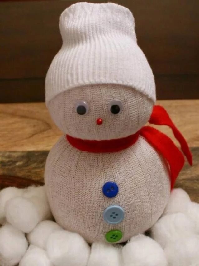 Снеговик поделка в детский сад. Снеговички из носочков. Поделка Снеговик. Новогодняя поделка Снеговик. Новогодняя поделка Снеговик из носка.