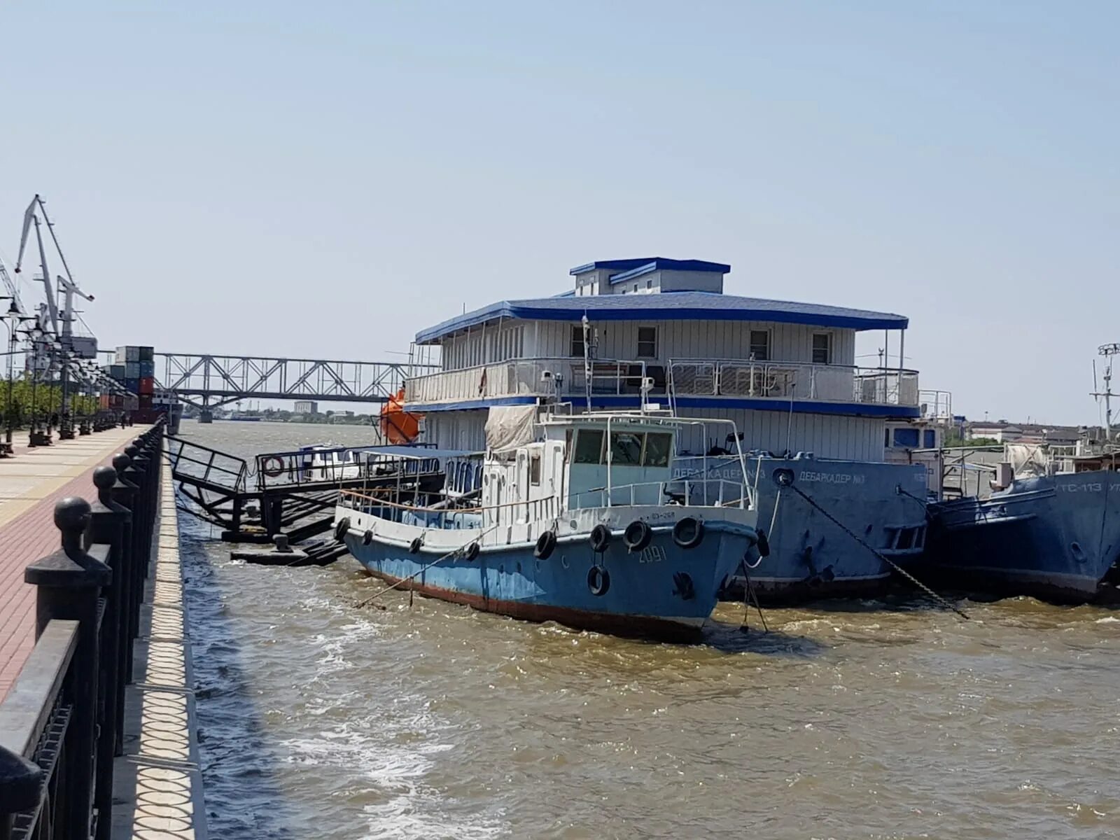 Астрахань дали воду. Набережная ступени Астрахань. Астрахань вода. Затопление Астрахани. Уровень воды в Астрахани.