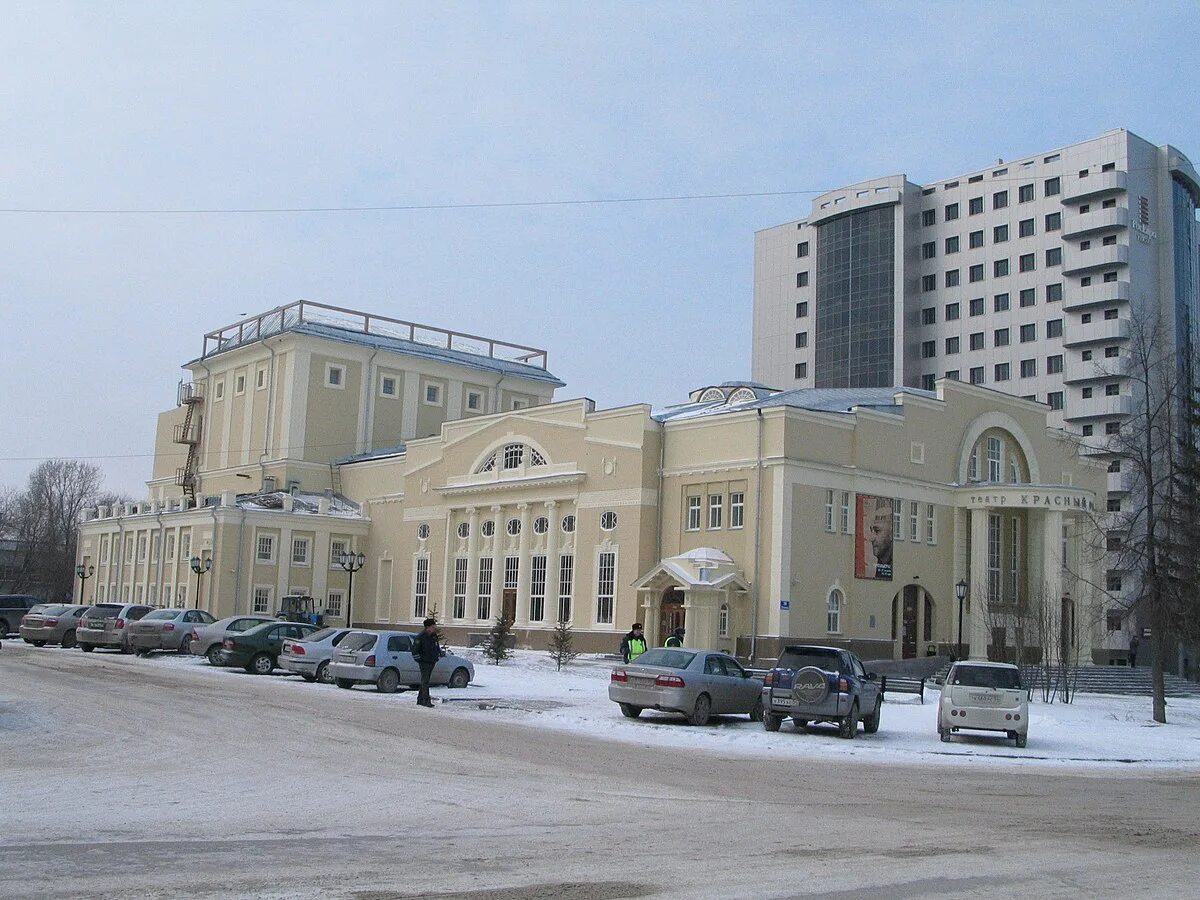 Театр красный факел Новосибирск. Памятник на улице красный факел Новосибирск. Крыша театра красный факел г. Новосибирск. Красный факел фото. Театр красный дом