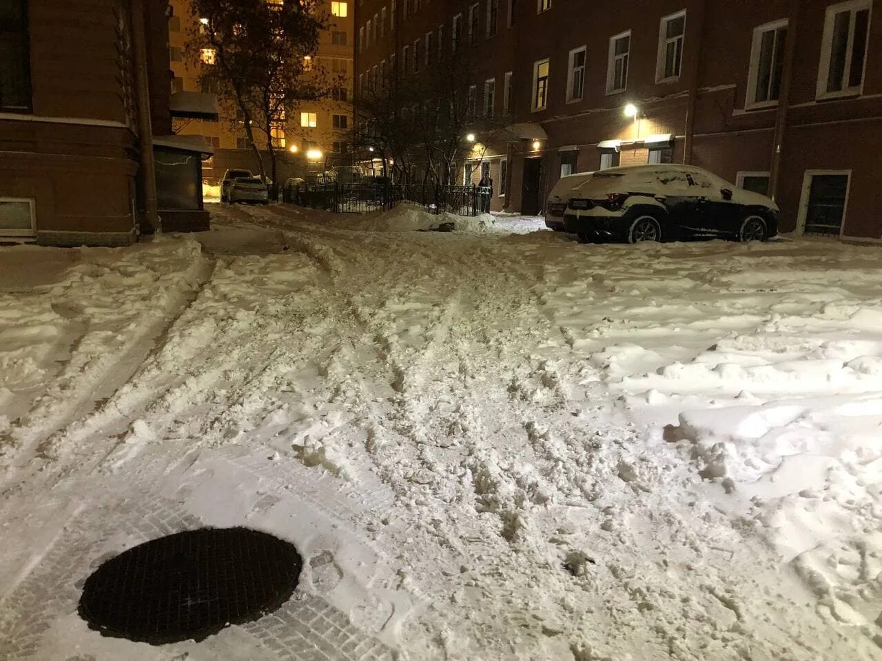 Снег малый в городе. Петербург утопает в снегу. Москва утопает в снегу. Снегопады во дворах СПБ фото.