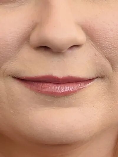 Маленькие женские губы. Перманент губ до и после. Как выглядят маленькие губы. Узкие губы. Красные губы.