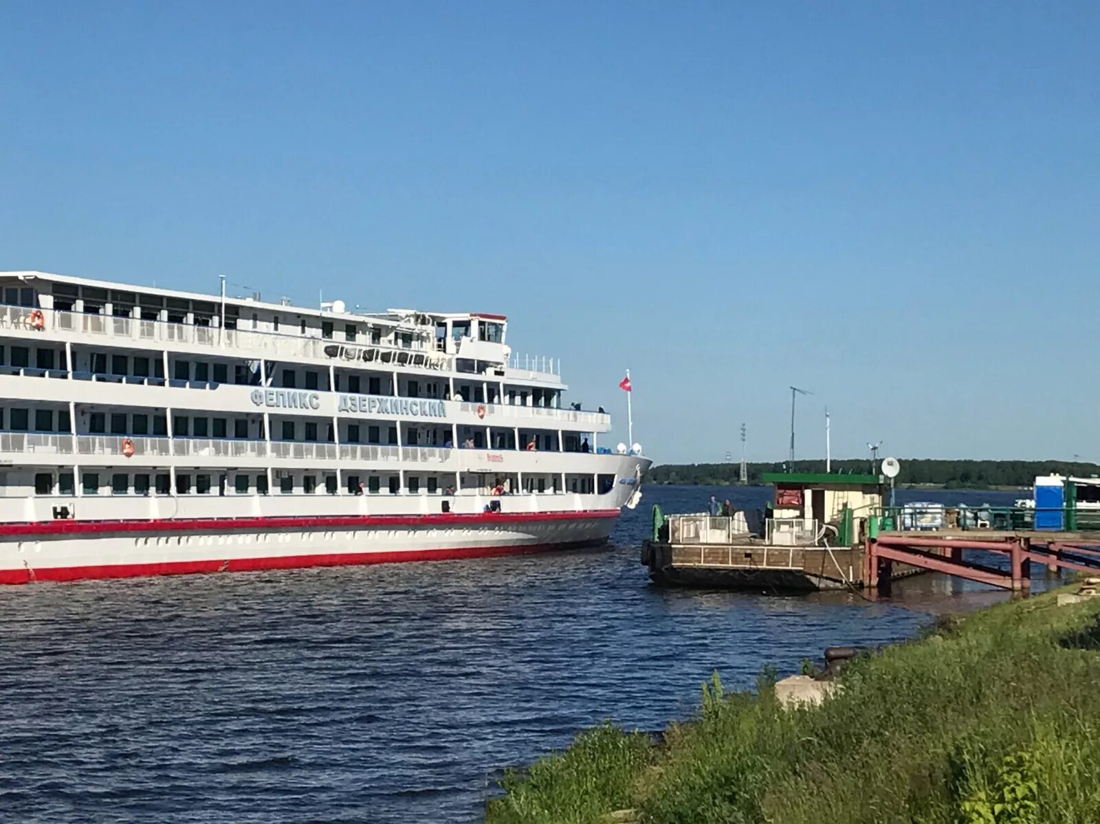 Пароходы магадана. Пароход Кострома. Пароход водоход. Теплоход водоход Кострома. Кострома набережная пароход.