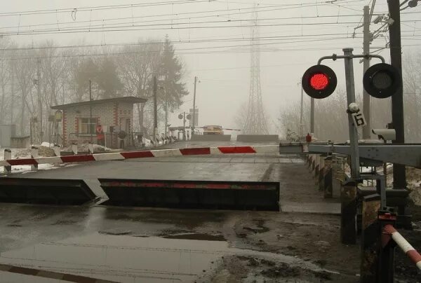 Переехать в курск. ЖД переезд. Регулируемый Железнодорожный переезд. Регулируемый ЖД переезд. ЖД переезд зимой.