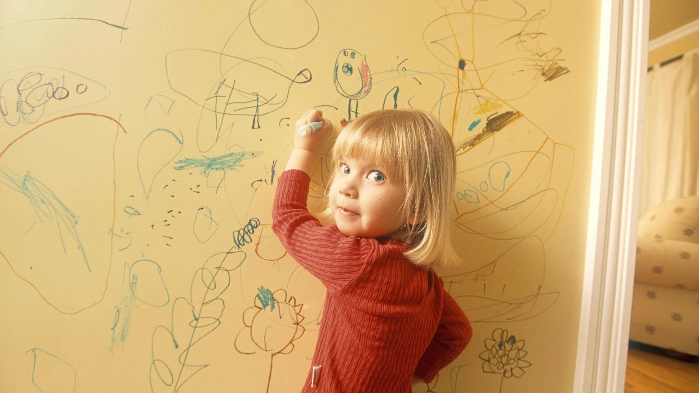 Что делать если ребенок приклеил. Ребенок рисует на стене. Ребенок разрисовал стены. Ребенок рисует на обоях. Рисуем с детьми.