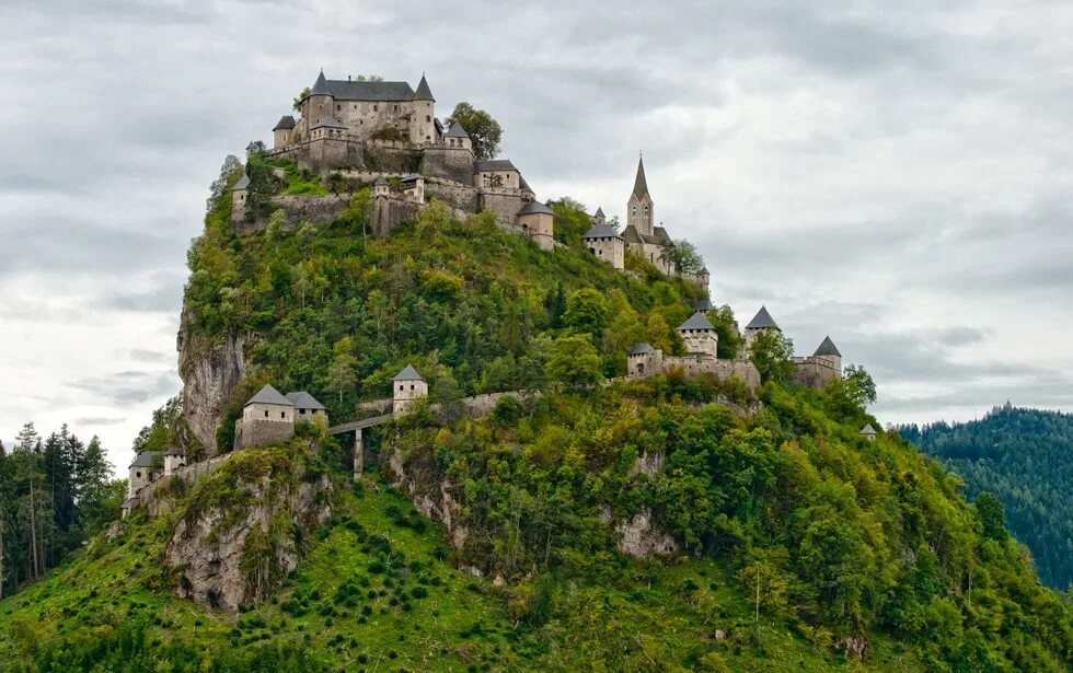 замок гохостервитц на горе в австрии. замки на скалах. замок «ласточкино гнездо» (пос. замок хохостервиц в каринтии. италия сан марино замок игра престолов.