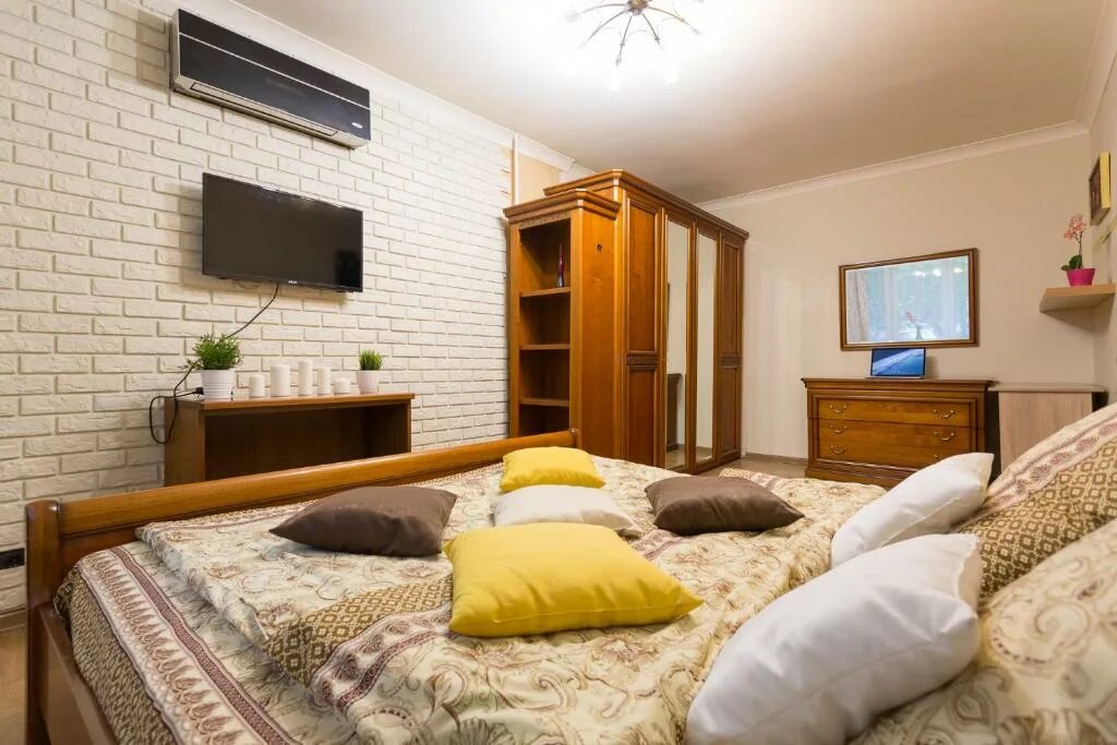 B room. Стильные стеллажи в интерьере. B room. Спальня в тайском стиле. B room.