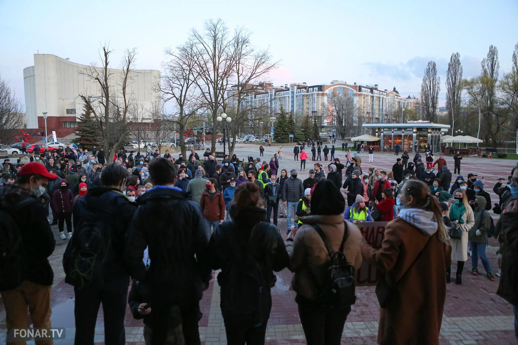 Митинг в Белгороде 21. Шествие в Белгороде. Белгород люди. Митинг в Белгороде 21 апреля 2022 года. Апреля митинг