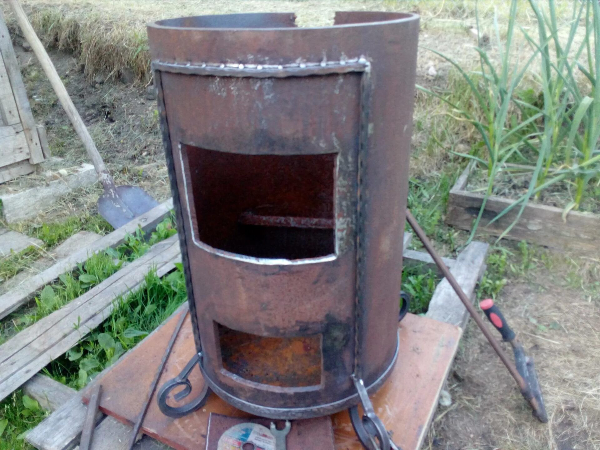 Печь кайзер-12т с дымоходом под казан 12л. Труба для дровяной печи в баню. Труба для дымохода в баню. Печь под трубы. Печь федора дымоход сбоку от печи.