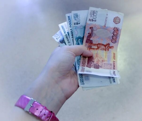 20 Тысяч рублей в руках. Деньги в руках тысячи. Тысяча рублей в руке. Деньги в женских руках. 8 т рублей