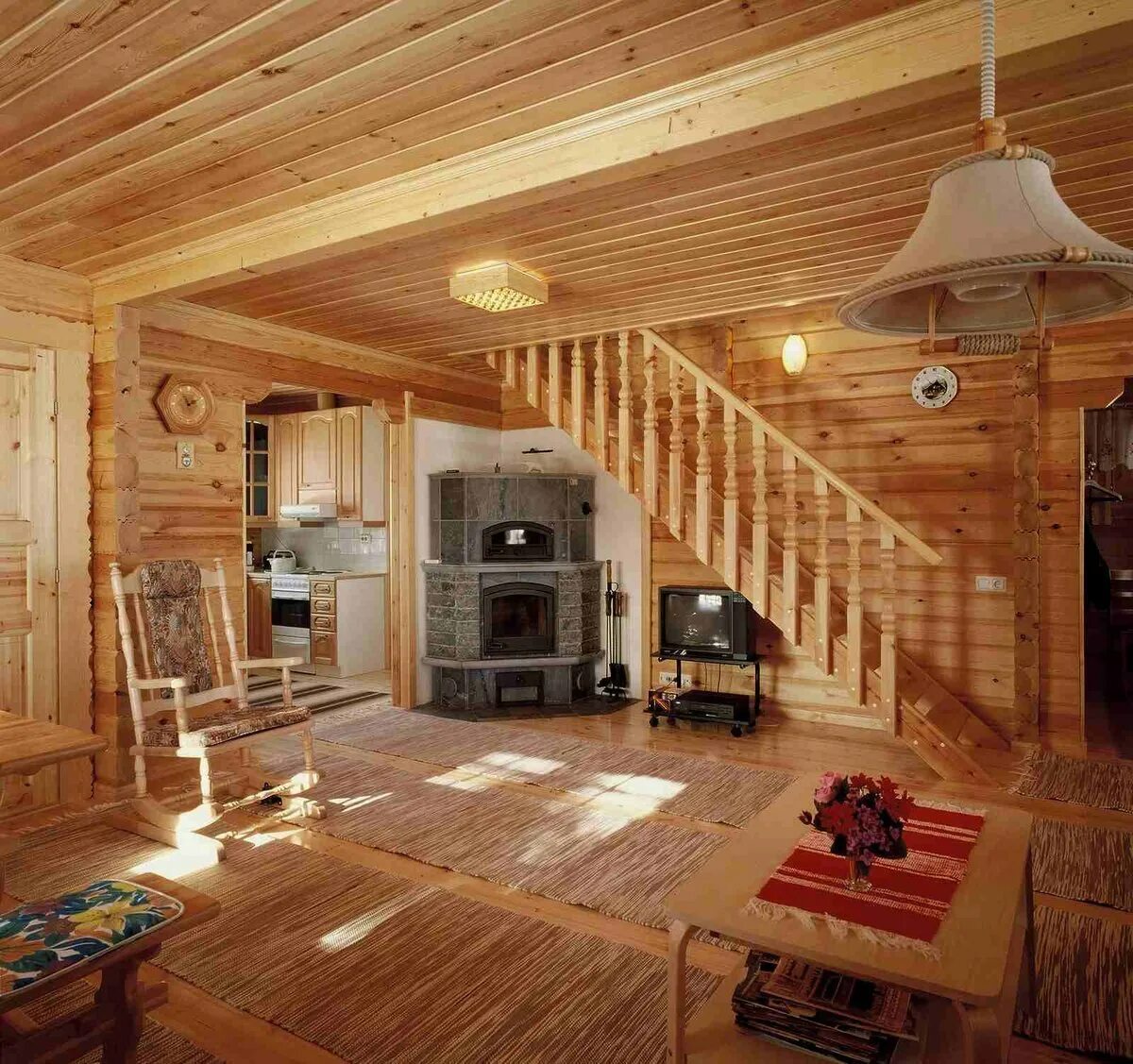 Обычный дом внутри. Интерьер в деревянном доме. Деревянный дом внутри. Деревянный дом интерьер внутри. Дома деревянные изнутри.