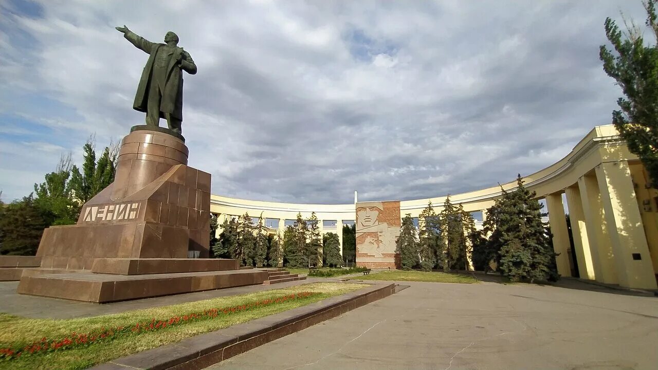 Площадь Ленина Волгоград. Памятник Ленину в Волгограде Ленина. Площадь Ленина Волгоград памятник. Статуя Ленина на площади в Волгограде. Памятники центр рф