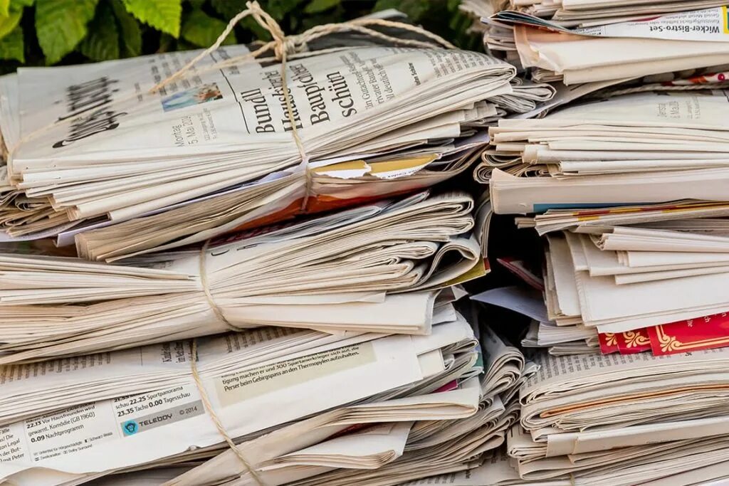 бумага макулатура. газеты макулатура. газетная стопка. газетная макулатура мс-8в. макулатура.